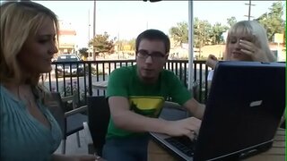 Roa na ratsy haka mpanakanto Eva Lawrence Trina Michaels ao hitan&#039;ny olona