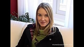 נערה בלונדינית סופר חמוד רצועות עירום ומשחק עם הכוס שלה חזק