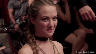 Brunette slut melyn a gaethweision yn orgy o bdsm parti casgen blygio a rhefrol fucked