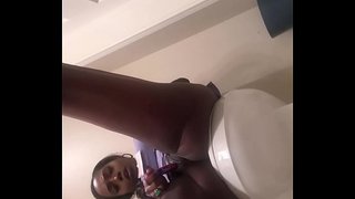 چپکے سے دور حاصل کرنے کے لئے ایک نٹ پر کام