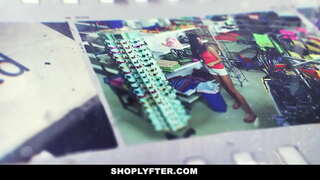 ���ੌਜਵਾਨ ਸੁਨਹਿਰੇ ਹੈ, ਇੱਕ ਰਾਤ ਨੂੰ ਸ਼ਿਫਟ ਕਰਮਚਾਰੀ ਸਟੋਰ ਵਿੱਚ.ਅਧਿਕਾਰੀ ਨੂੰ ਗ੍ਰਿਫਤਾਰ ਕਰਨ ਲਈ ਉਸ ਨੂੰ ਚੋਰੀ ਸਵੇਰ ਨੂੰ ਸ਼ਿਫਟ, ਰਿਪੋਰਟ ਅਤੇ ਉਸ ਨੂੰ ਮੰਨਦੀ ਹੈ, ਜੋ ਕਿ ਇਸ ਨੂੰ ਉਸ ਨੇ ਇਸ ਨੂੰ ਕੀ 1 ਜ 2 ਵਾਰ.ਅਧਿਕਾਰੀ ਬਾਹਰ ਕੱਢੀ ਉਸ ਲੂੰਡ ਲਈ ਸਹਾਇਕ ਹੈ ਅਤੇ ਉਸ ਨੂੰ ਗਲ਼ੇ ਇਸ ਨੂੰ.ਵਾਪਸੀ ਵਿਚ ਉਸ ਨੇ licks ਅਤੇ fucks ਉਸ ਚੂਤ.