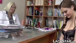 Pieptoase GILF domină un hot tineri pitipoance