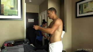 XONA XIZMATI! Katta booty Latina mehmon tomonidan becerdin doggy uslubi oladi va uning ko&#039;kragiga squirts.