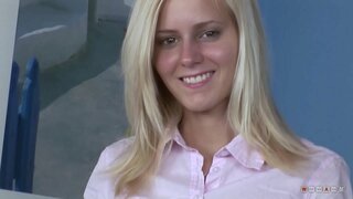 Milis ach Dána Blonde a Loves a Thiomána a Coileach leis an Iarracht Mhór