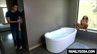 StepBrother mahazo stepsister fucking a dildo tao amin&#039;ny efitra fandroana