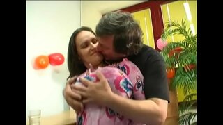 Sprek jente Jenny med store naturlige pupper blir slått fra bak