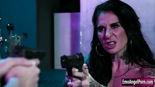 Rossa agent de l&#039;fbi gestiona el mal tiki propietari d&#039;un bar.L&#039;home que va utilitzar com a portada per a obtenir en la barra és el boig que va tenir amb ell.Ella pot tenir cura de que per deixar-lo de la seva merda.Ella xupa-lo abans de muntar la polla