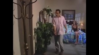 Чувак трахает длинноногую блондинку бу позе эт, әлегә аның дуслары заглядывают бу соседнюю бүлмә