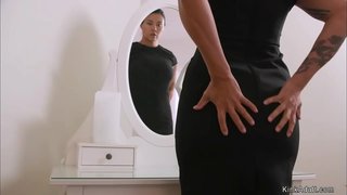 Бринета милфа позвала грудастую блондинку милфу красотку на Дан Заљубљених кући, а затим анально јебе дебелим страпоном на члан