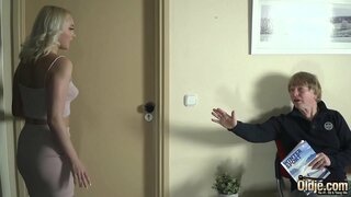 Velho homem penetra quente, torta e planos com seus suaves mamilos