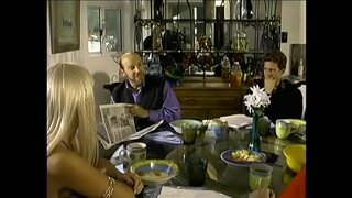 Denizci damızlık sert aletini muhteşem sarışın Hannah tarafından emilir