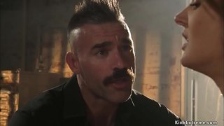 Master Charles Dera karavasy notampenam-bava kely tits brunette andevo Zoe Sparx avy eo amin&#039;ny antontan-mpamily toerana bangs ny pussy amin&#039;ny lehibe ny akoho ao amin&#039;ny trano-maizina