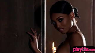 Spòtif nwa babe sensual striptease sesyon