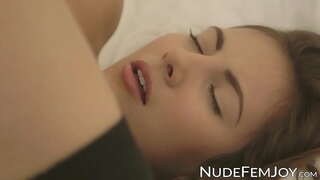 Big titted morena solo buceta esfregando