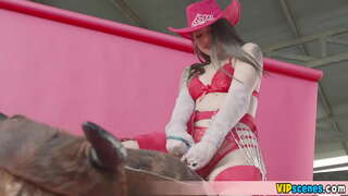 Ceisio i drin y ceiliog fawr ei BF