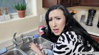 Mom sħun Sib Lane trid tagħha stepsons meraq hekk hi xeni hu filwaqt li hi tagħmel tal-ħasil