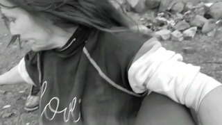 ���ີດໍາຕົ້ນສະບັບທີ່ມີ SLUT:ຫຍຸ້ງຍາກຮັກ GOBBLES ບີບີຊີທີ່ມີສອງຄັ້ງຢູ່ໃນສາທາລະນະ