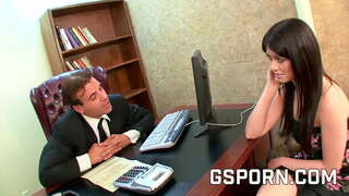 Sexy brunette sekretera milf fucked mafy amin'ny endrika cum