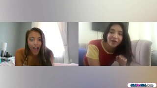 Nữ sinh, bồ quyết định sử dụng đồ chơi của họ trong một videocall.Các cô bé phích mông của cô, trong khi vú nhỏ bộ một đồ chơi