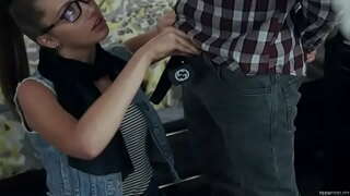 Hipster żagħżagħ sabiħa u l-anali vit