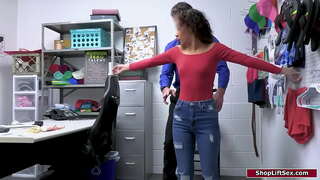 ���ንሽ tits ሆኖ ነው አሁን መስረቅ እና አንድ መኮንን ግምገማዎች ግምገማ የሚሰጡዋቸውን ፍለጋ እና ቅድሚያ የእሷ pussy እና ይታያል.እርሱ በቀዳሚ ግምገማዎች ላይ የእሷ አንድ የሚክድ ሰው bj እና anal fucks የእሷ