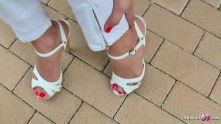 Yüksek topuklu seksi genç sahile yaklaştı ve 50 Euro&#039;ya footjob&#039;a getirildi