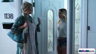 Tóc vàng, kết nối với cô ấy nghiệp dư qua, người trung bình.Họ hôn, và trung bình là gọng.Các vú nhỏ bé đẹp, mẹ